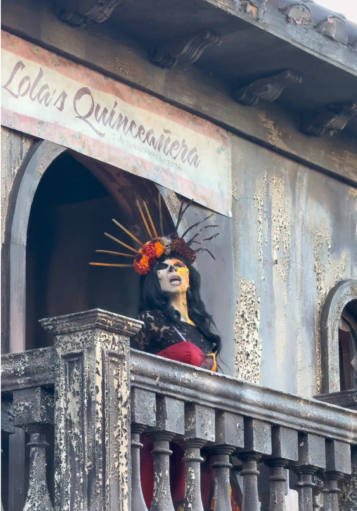 Lola has invited you to her quinceañera at Halloween Horror Nights Hollywood! Take a listen to “15 Candles” as you enter Killceañera: Music by Slash! #HalloweenHorrorNights #HHN #UniversalStudiosHollywood #UniversalStudios #Universal