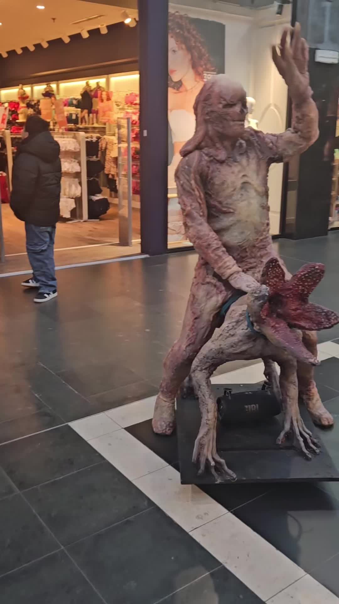 Quand je fait du shopping avec mon demodog. #strangerthings #vecna #cosplay #netflix #eddiemunson @grandspresmons