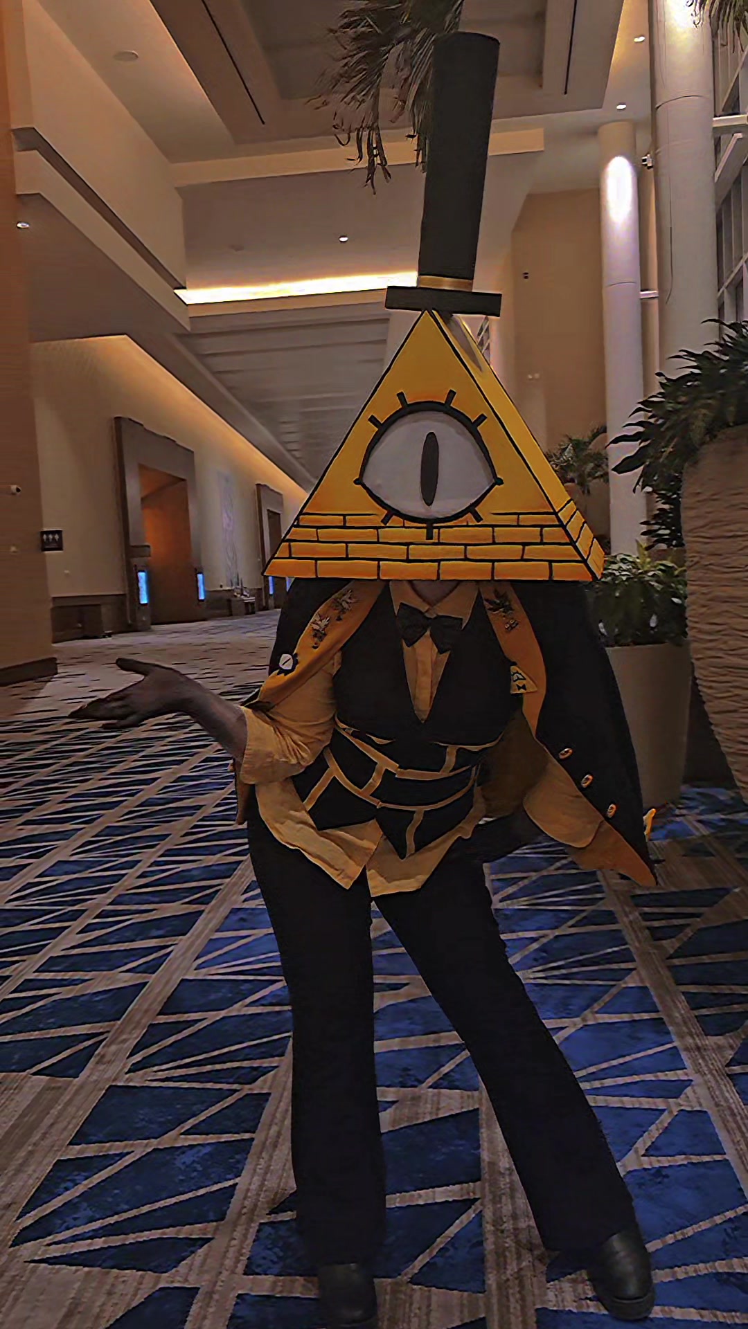 #megaplex2024 was very fruitful in helping bill preform his evil plans, had a LOT of fun making deals with everyone :] #gravityfalls #billcipher #humanbillcipher #billciphercosplay #bookofbill