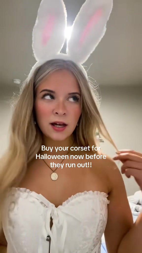 So so cute #corset #whiterabbit #hannahwellscostume #offcampuscostume #halloweencostumeideas